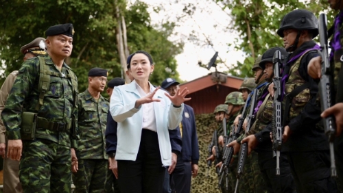 佩通坦晤陸軍第二軍區司令布恩辛。 美聯社
