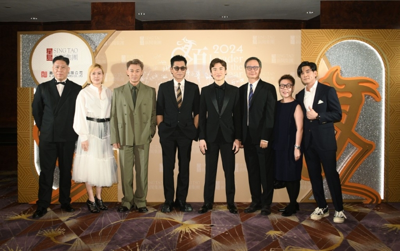 星島新聞集團主席蔡加讚（右四）與《九龍城寨之圍城》電影團隊合照。