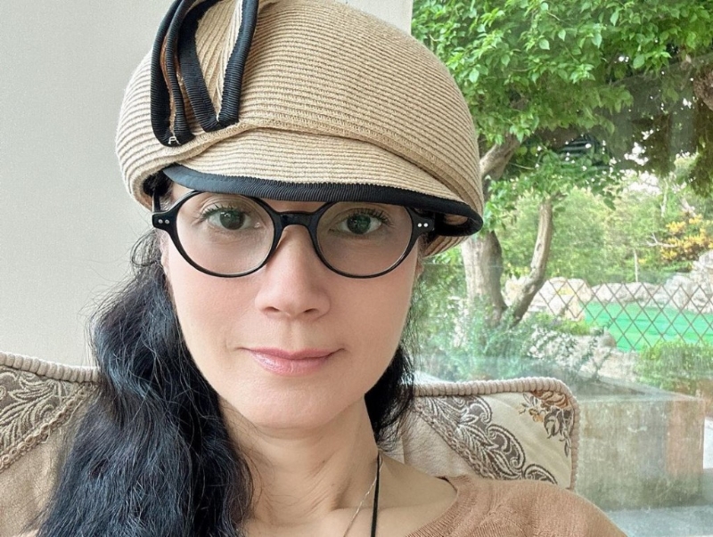 化上淡妝的鄭艷麗氣色不錯，驟眼看竟撞樣49歲前港姐郭羨妮！