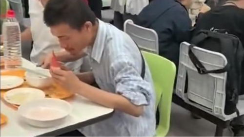 韋東奕用餐遭近距離拍攝。