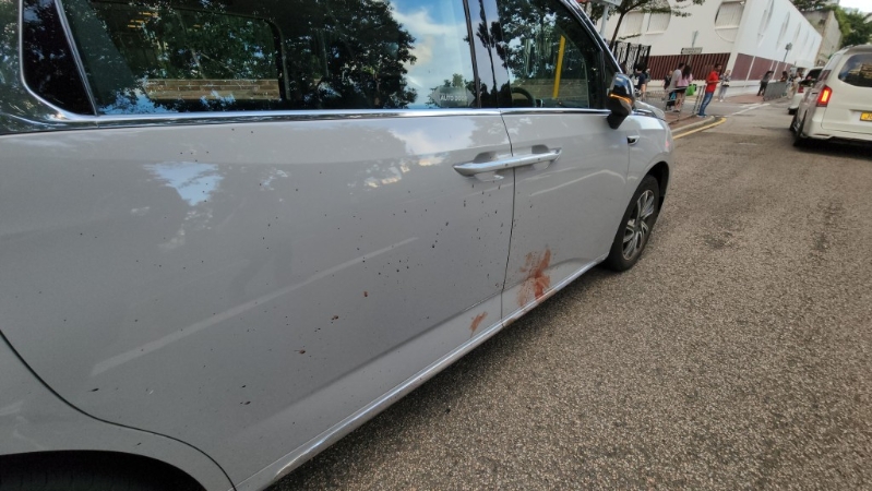 有人體組織濺中七人車。