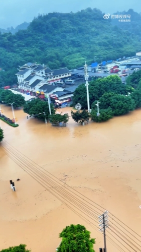 榕江村超足球場周邊道路同樣嚴重水浸。微博@貴州村超推薦官阿毅