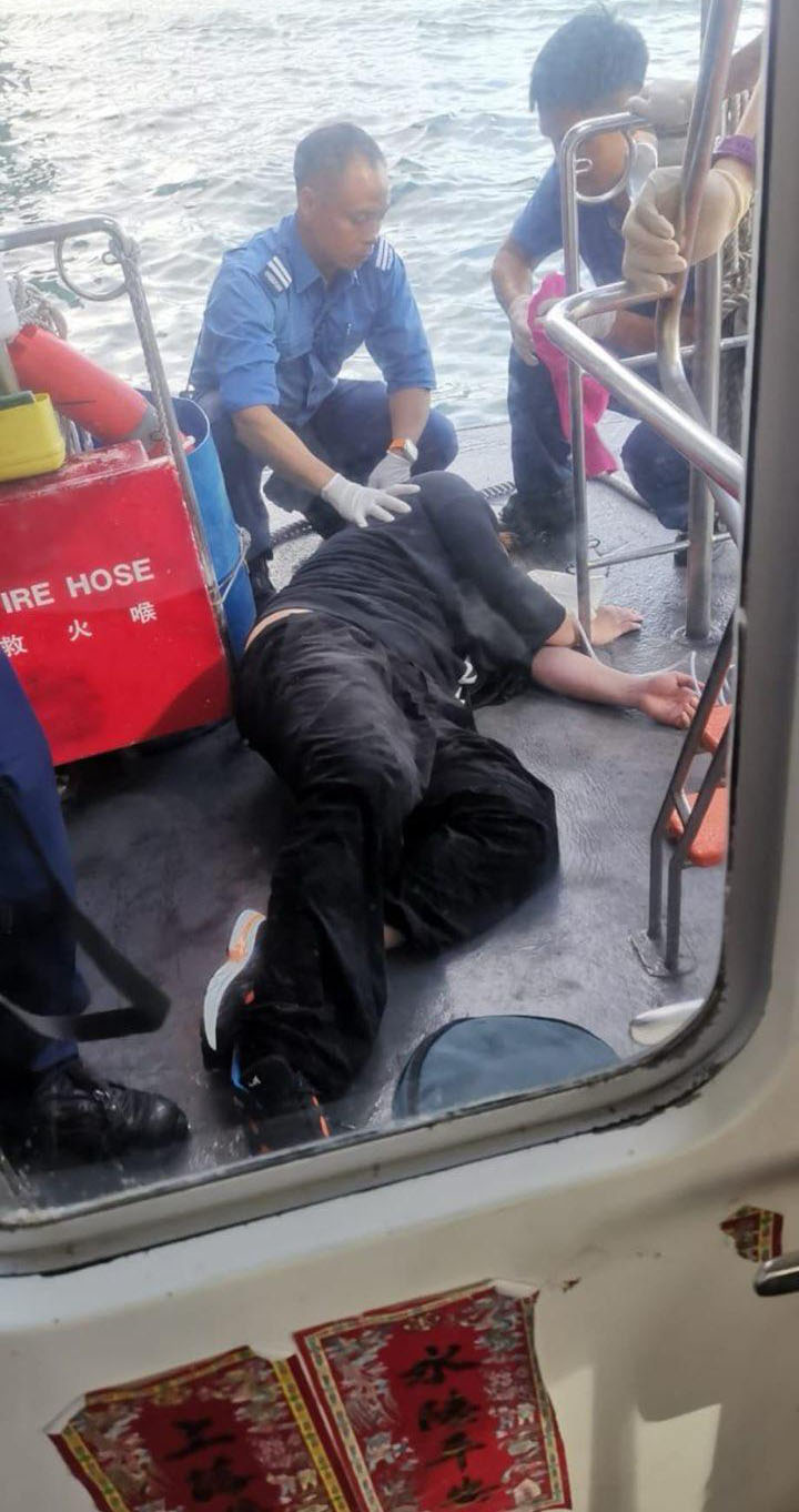 姜濤由海事處的船只救起，當時姜濤全身濕透，倒臥船上。.jpeg