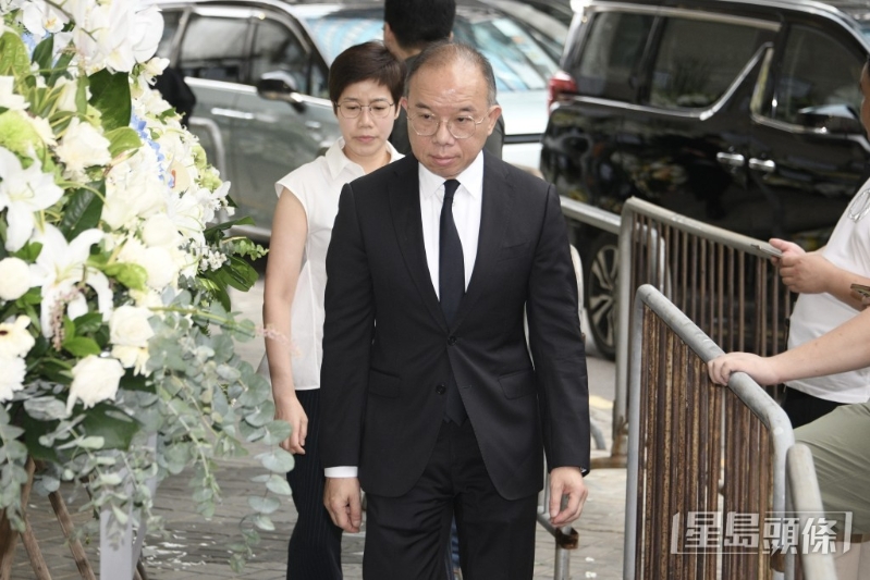 政制局局長曾國衛及妻子何珮珊。