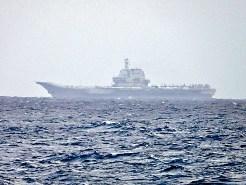 臺軍發放大陸航母“山東艦”在臺島附近的照片。