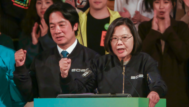 葉元之直言，蔡英文(右)缺席民進黨“全代會”，是怕搶了賴清德(左)的風采。