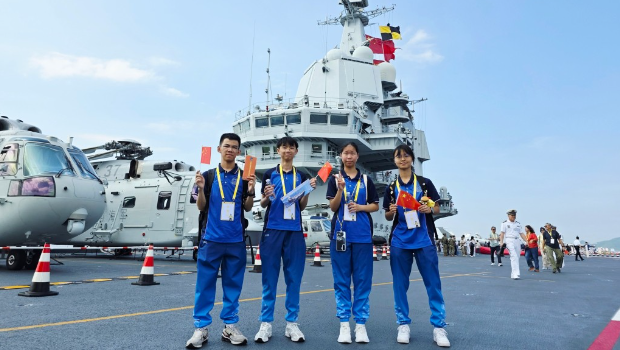隊員在甲板近距離觀察直升機等先進軍備。