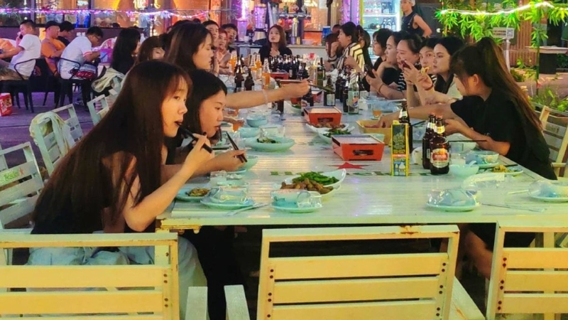 包間消費減少，北京不少餐廳在店門外擺攤開拓生意出路。