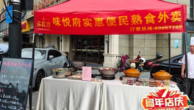 內地餐飲市場迎來不景氣，許多中高檔食肆也要在門外擺攤求生存。