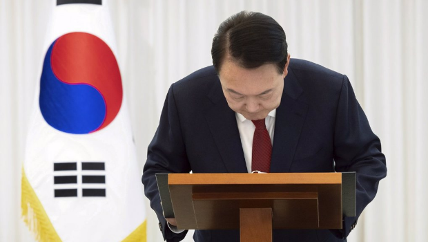 韓國議會投票彈劾韓國總統尹錫悅后，他接受結果鞠躬致辭。