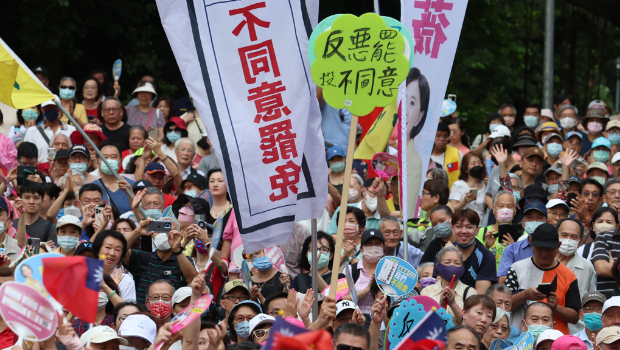 圖為北北基“反惡罷團結大會”6月21日在臺北榮星花園舉行，參與民眾揮舞標語并高呼口號，表達反對惡罷的立場。