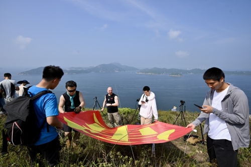 有市民于玉桂山頂上舉起自制的“軍強民樂”旗幟，表示是回應山東艦進港時甲板上的“國安家好”字句。