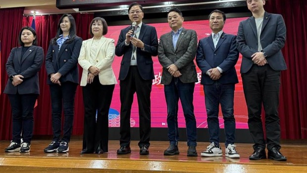 桃園市6席國民黨“立委”全數將進行罷免投票。圖為張善政與桃園6藍委。