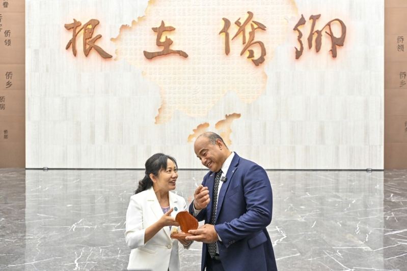 阿迪昂（右）贈送以瑙魯地圖為主題的紀念品予廣東江門的中國僑都華僑華人博物館。 中新社