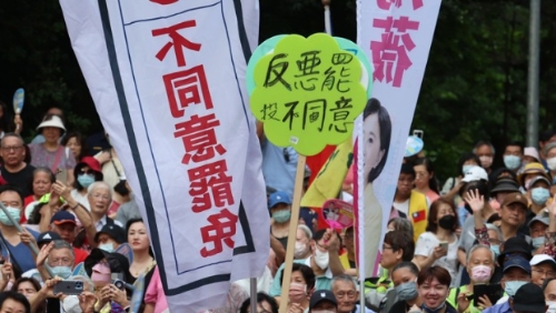 圖為北北基“反惡罷團結大會”6月21日在臺北榮星花園舉行，參與民眾揮舞標語并高呼口號，表達反對惡罷的立場。