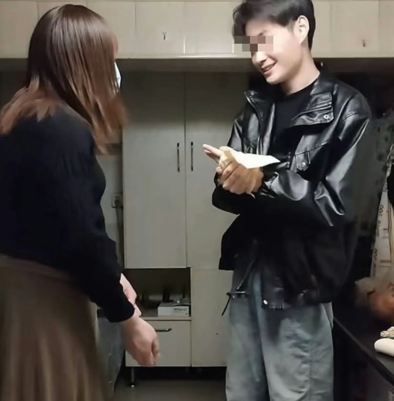 有傳“皮衣哥”因事件曝光而與未婚妻解除婚約。