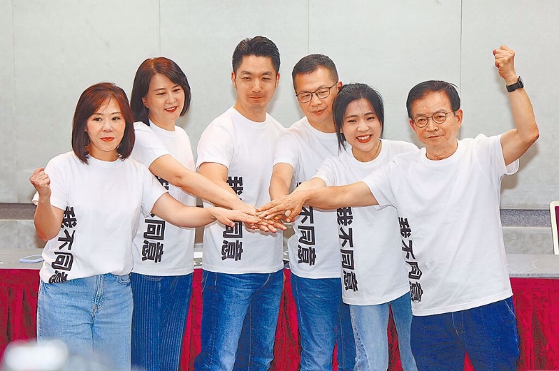 臺北市長蔣萬安（左3）出面力挺國民黨“立委”賴士葆（其余右起）、徐巧芯、羅智強、王鴻薇、李彥秀。