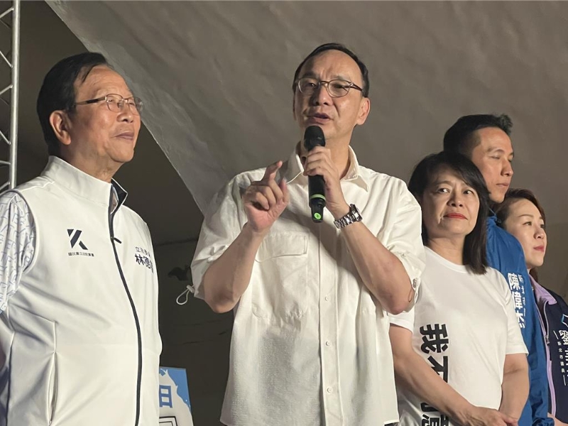 國民黨主席朱立倫18日晚出席雙和區兩場反罷免晚會。