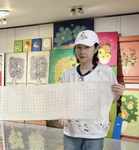 近日王麗萍和兒子吳費曼到了杭州旅游，并去了學畫畫。
