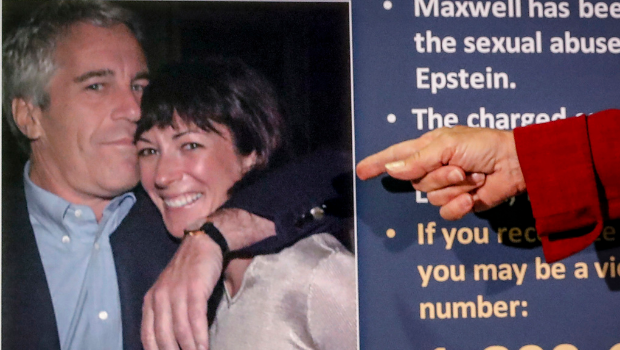 億萬淫魔愛潑斯坦（Jeffrey Epstein）與前女友麥克斯韋（Ghislaine Maxwell）合影的資料照。