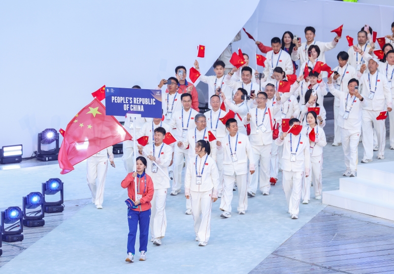 7月16日，中國代表團在開幕式上入場。