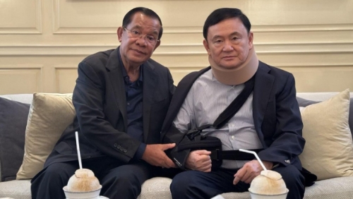 洪森（左）在fb貼出過往與他信（右）的親密合照。