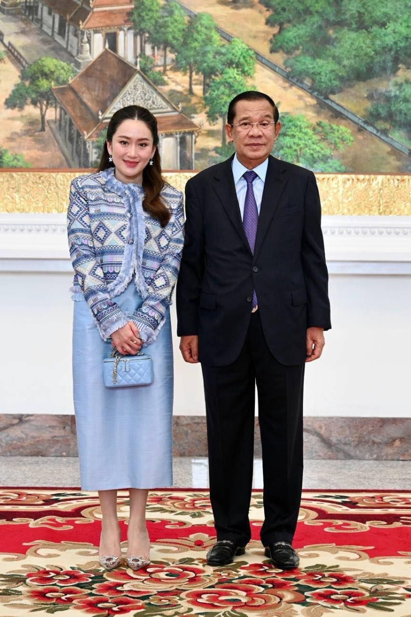 洪森貼出與他信女兒佩通坦的合照。