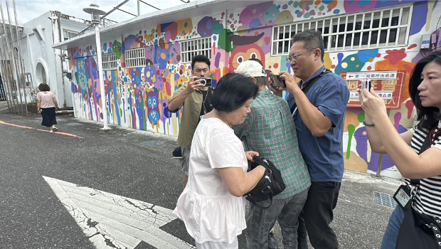 葉春蓮今天前往投票時，遭1名婦人阻擋去入。