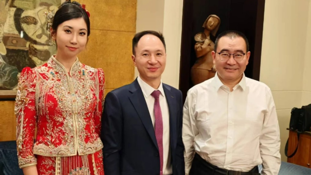 賀建奎妻子Cathy Tie秀海量合影。