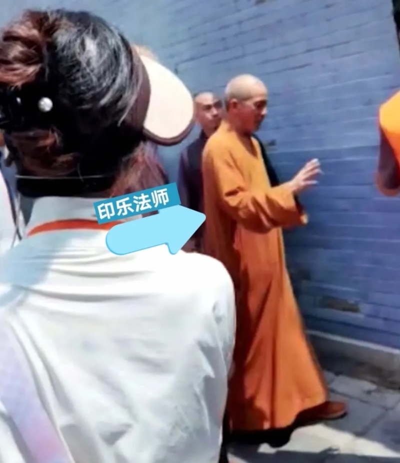 有內媒直播期間意外捕獲少林新住持印樂法師。第一財經