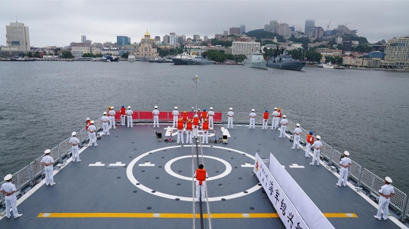 圖為7月31日參演中方艦艇編隊指揮艦紹興艦，抵達俄符拉迪沃斯托克某軍港。