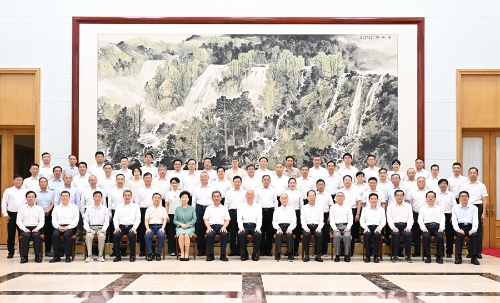 8月3日，受習近平總書記委托，中共中央政治局常委、中央書記處書記蔡奇在北戴河看望暑期休假專家，代表黨中央、國務院向全國各條戰線、各個領域的廣大專家人才致以誠摯問候。