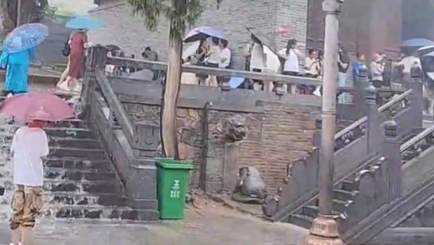 游客圖入內避雨遭拒，少林寺解釋因文物場所。