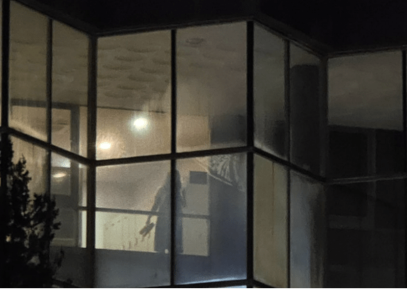 A先生還要求酒店配合，求證事件，果然當他的妻子在桑拿房站著時，由于桑拿房里空無一人，從草坪上就能清楚地看到她。
