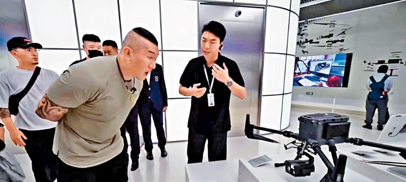 “館長”陳之漢到訪深圳大疆公司，體驗無人機。