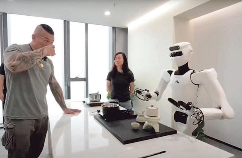 “館長”陳之漢在深圳體驗星塵智能機械人。