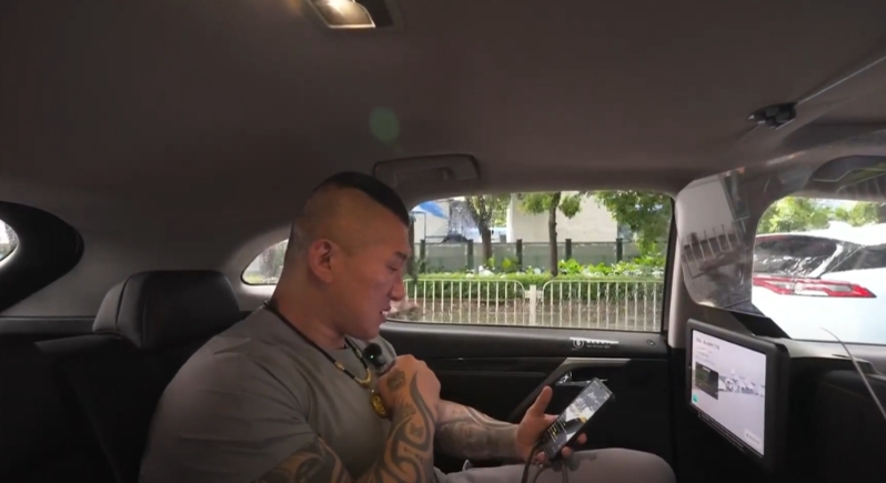館長體驗搭乘“小馬智行”無人自動駕駛計程車，期間他不斷稱“很害怕、小心”。