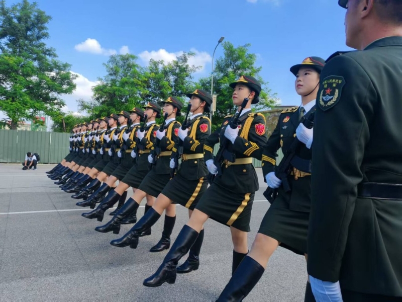 教官要求受閱官兵的每個動作和表情都要做到無可挑剔。