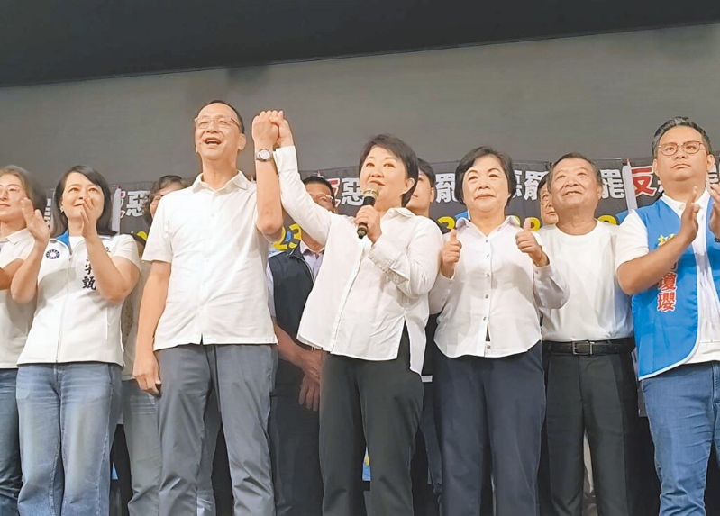 國民黨主席朱立倫（左三）點名要臺中市長盧秀燕（右四）接棒，圖為17日造勢活動，盧拉起朱的手，稱贊朱這幾年表現有目共睹。