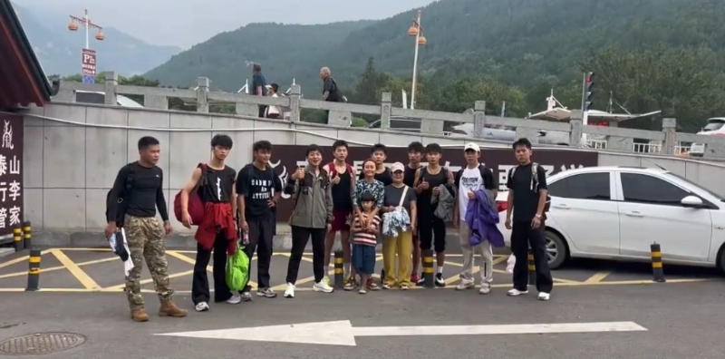 有陪爬員是在校大學生，假期兼職泰山陪爬。