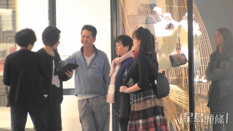 鄧兆尊2017年被拍到帶二奶Cherry車厘子（右二）、三奶骨妹（右三）和四奶（年約40歲中女，后戴橙圍巾被遮掩者）到銅鑼灣時代廣場逛名店。