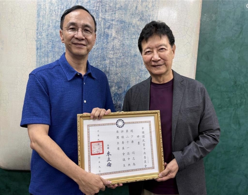 國民黨主席朱立倫今下午在臉書上表示，他頒發中評會主席團主席聘書，予資深媒體人趙少康。