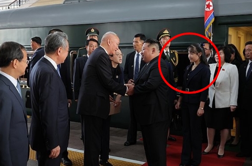 金正恩攜女兒金主愛（紅圈）訪華。