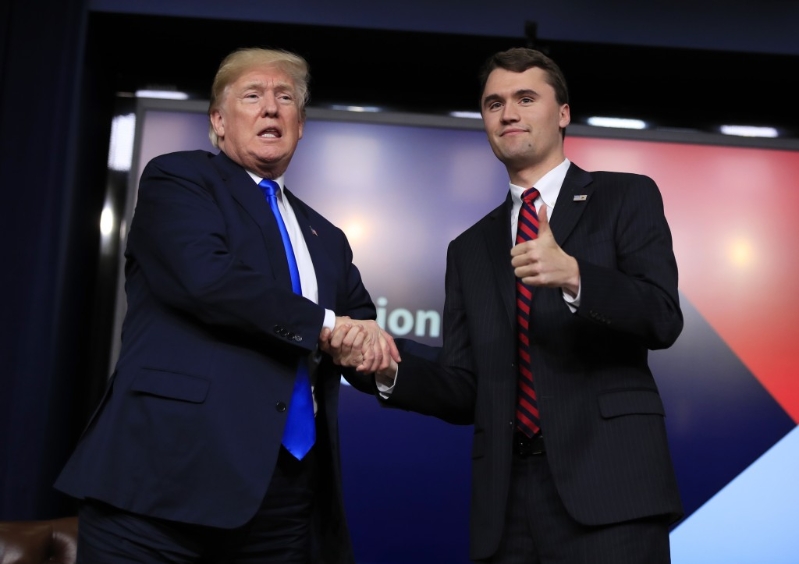 查理·柯克（Charlie Kirk）是特朗普的支持者。1