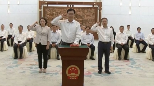 陳瑞峰（前）和雷建斌（右）分別宣誓就職國家民委主任及香港基本法副主任。