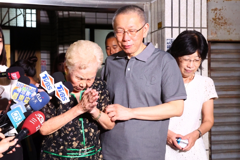 柯文哲（中），左為柯文哲媽何瑞英，右為柯文哲妻子陳佩琪。