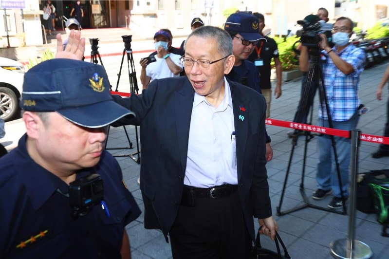 柯文哲與同案被告應曉薇預計于上午9時報到。