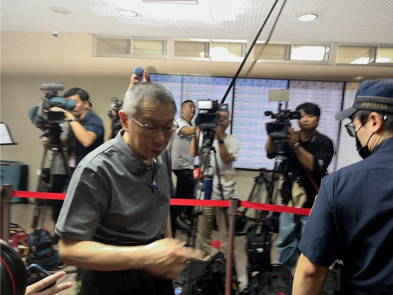 柯文哲早上8點50分已到法院，隨后帶往候審室，10點法官開庭時提訊。