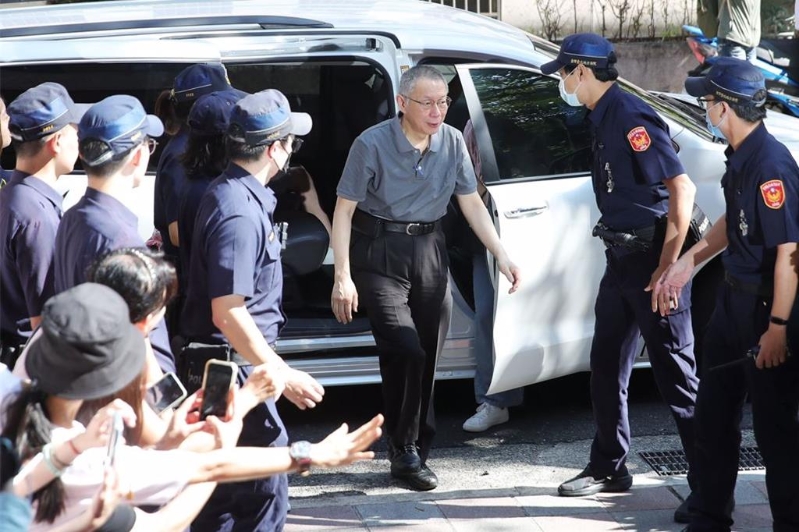 柯文哲在支持者加油聲中抵達北院。