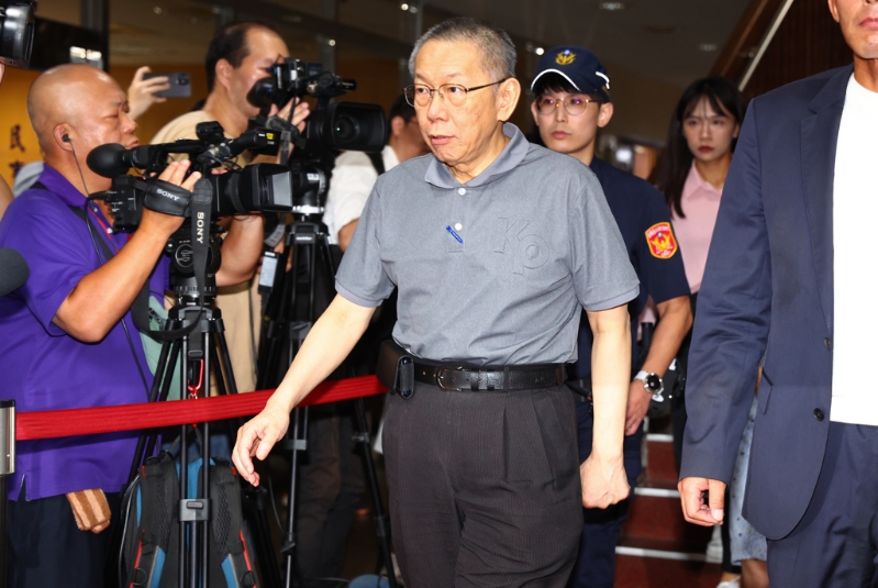 遭疑“適時”公布民調挺柯文哲？